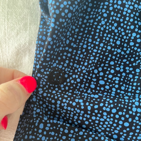 Lululemon Spring Breakaway Short ii - Size 4 - Navy and Black - Cuffed hem - Picture 5 of 8